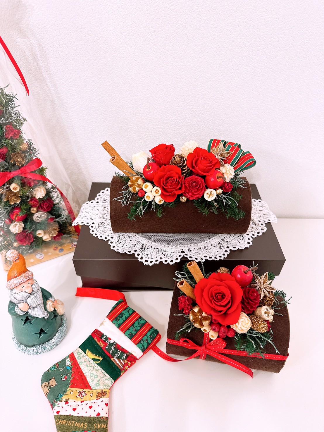 【早割】 クリスマスアレンジ ★ ローズのブッシュドノエル 大 ウッド ギフト 赤 バラ クリスマス飾り フラワー プレ1枚目の画像